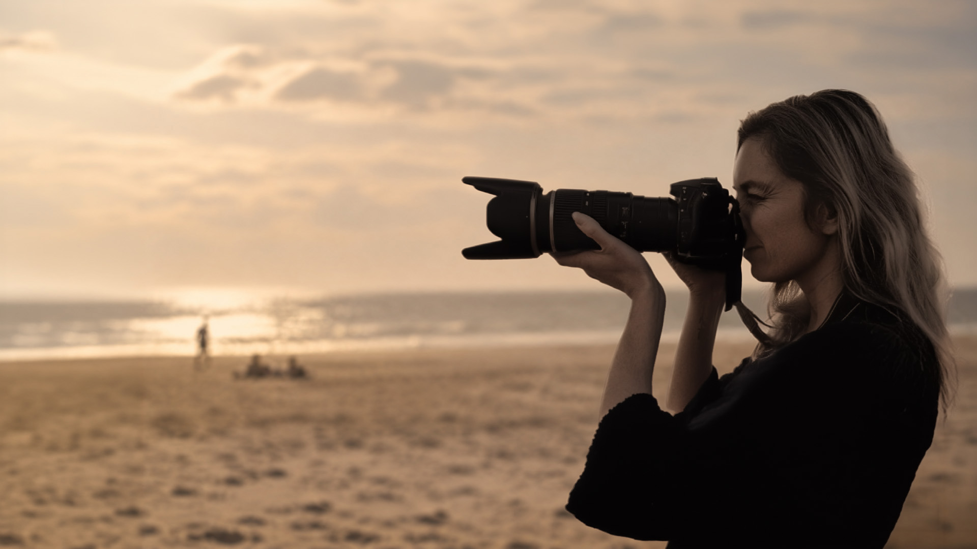Suus Dijk fotografeert op het strand
