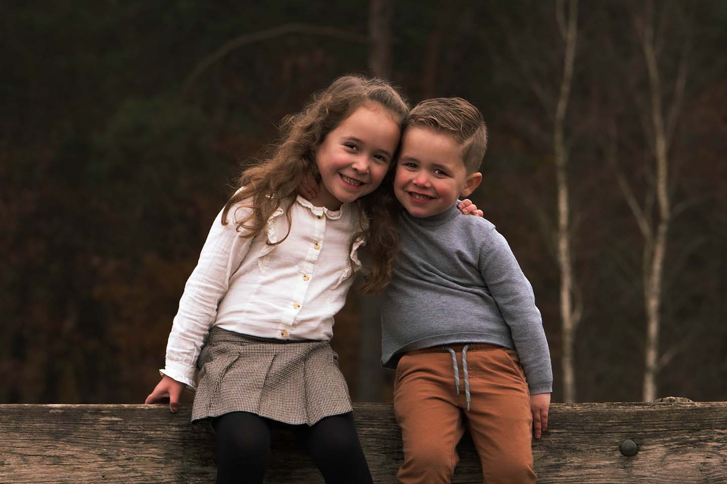 Familieshoot — gezin speelt buiten